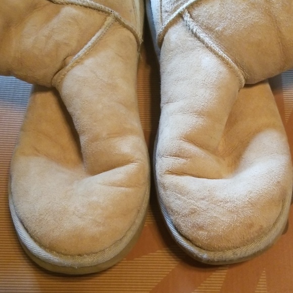 Cream Uggs - Picture 4 of 4